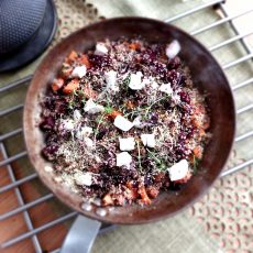 Rychlá quinoa s červenou řepou a kozím sýrem