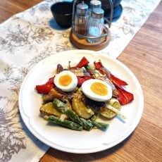 Sytý salát s vajíčkem a sardinkami