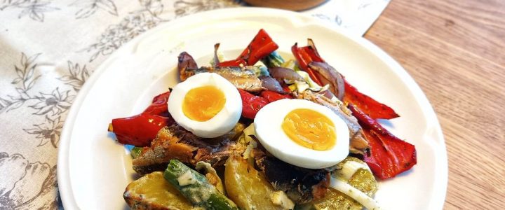 Sytý salát s vajíčkem a sardinkami